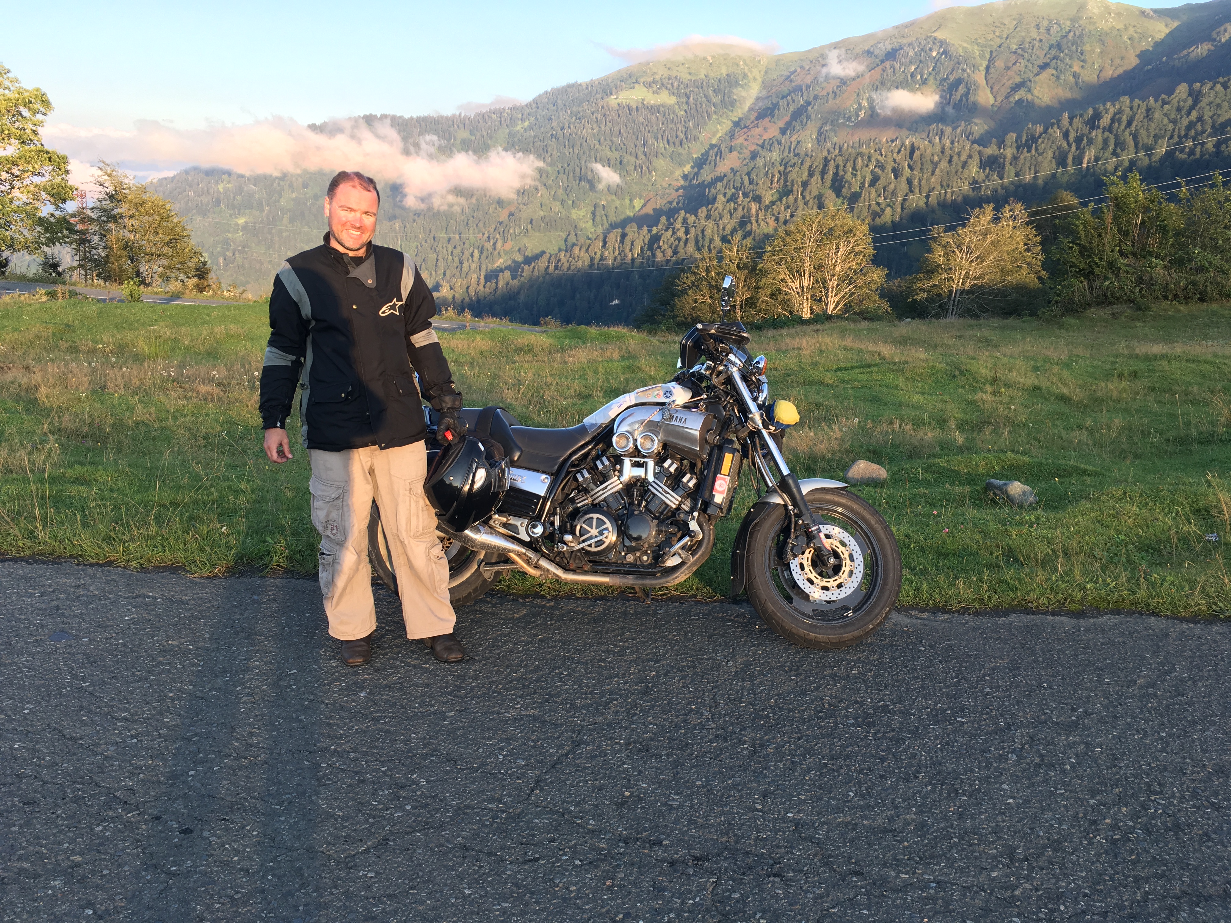 Motoros és Yamaha VMax hegyi tájban