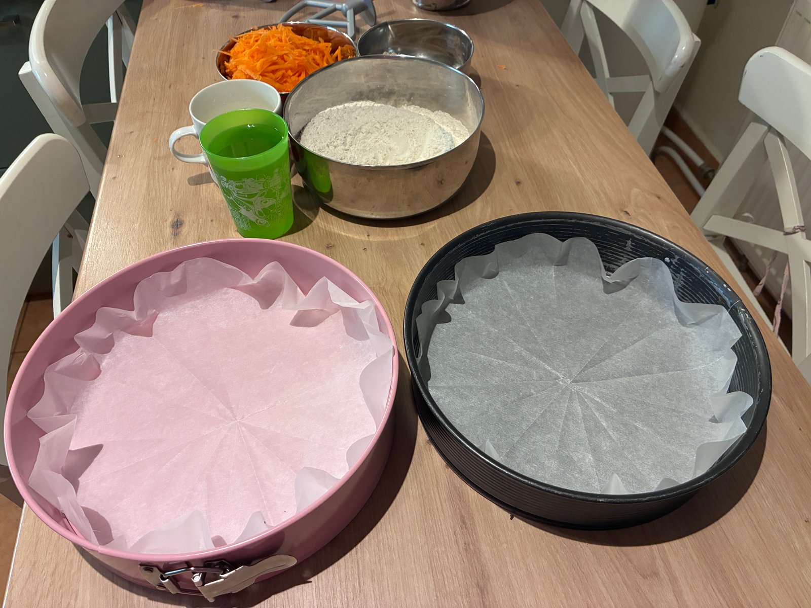 Két tortaforma bevetésre készen
