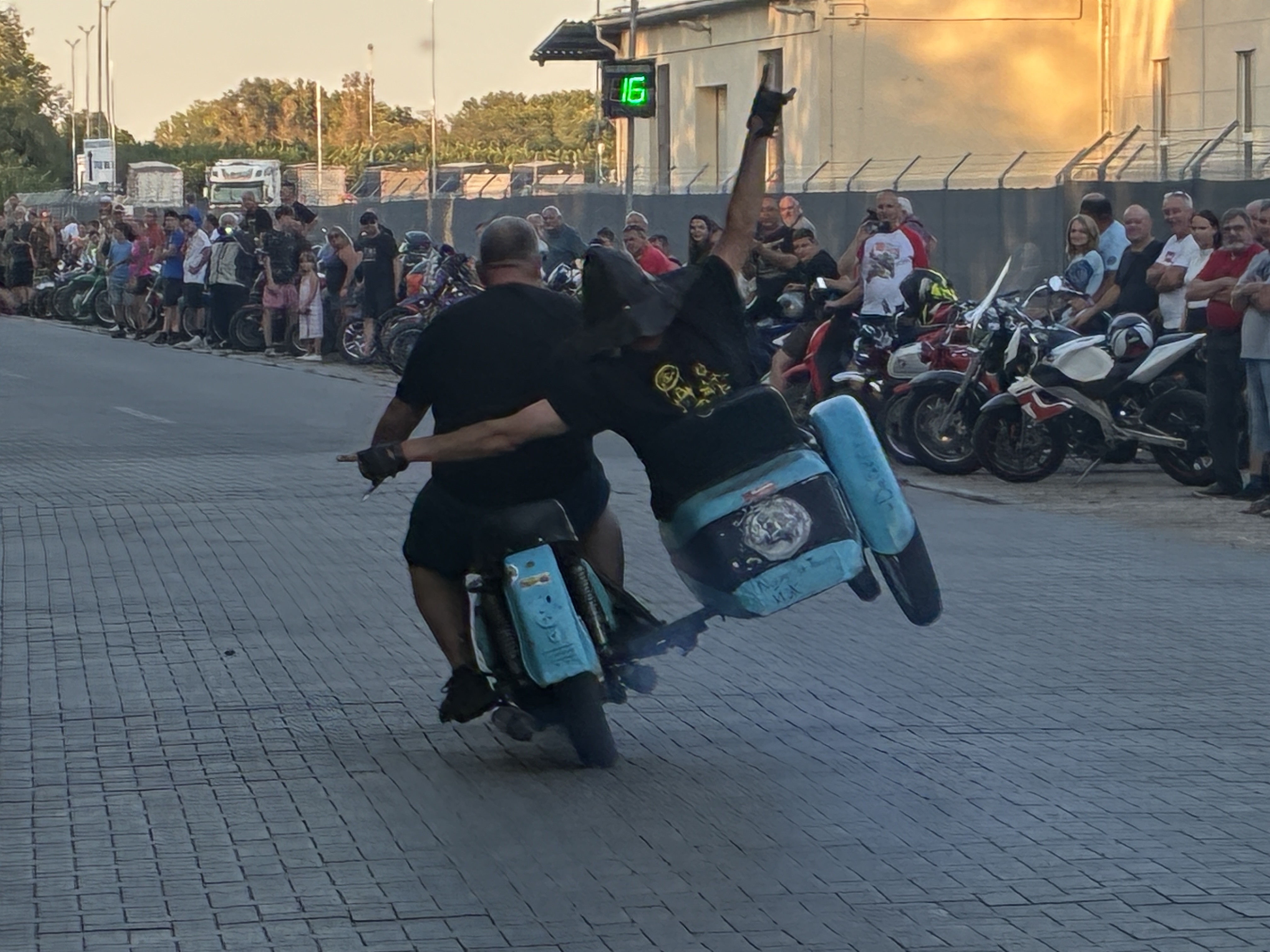 Oldalkocsis kaszkadőr-bemutató a motoros találkozón