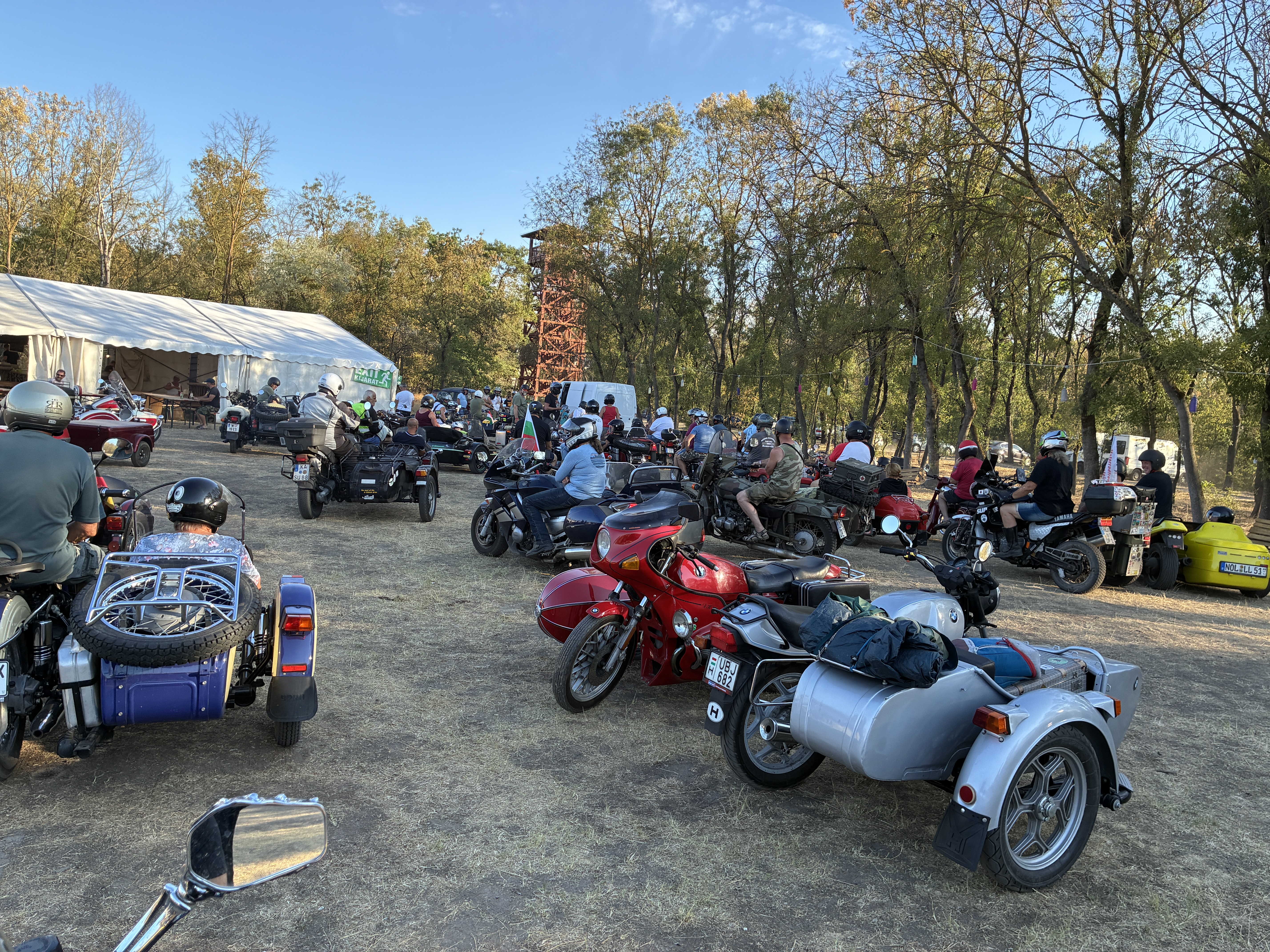 Oldalkocsis motorok gyülekeznek a találkozón
